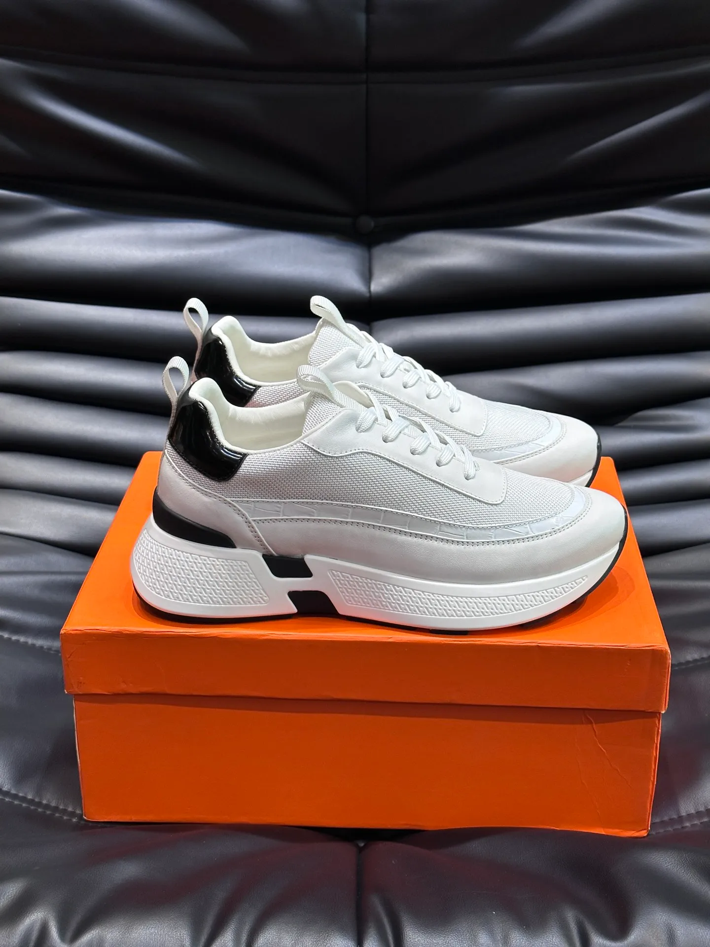 Factory price: 520💰HERMES/Hermes Hugo thick-soled sneakers are casual men's shoes. These sneakers are made of imported first-layer cowhide leather and breathable mesh design. The contrasting color design creates a dynamic and modern shape. The front end of the toe is decorated with natural-color rubber inlays, making it novel and fashionable. The texture is incomparable, with cowhide lining and cowhide foot pads, the upper foot is comfortable and breathable, and the rubber sole is decorated with geometric patterns and iconic "H" details. A very personal one! Size: 39-44 (customized at 38.45)